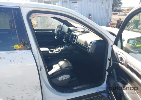 2013 Porsche Cayenne Hybrid S z USA, uszkodzony, nr VIN WP1AE2A26DLA14490